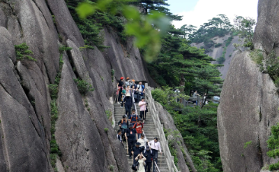 黄山景区游客下山时遭遇严重拥堵！官方回应：天气晴朗吸引游客， 步行道发生塌方