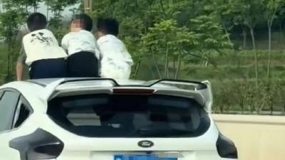 危险！3名男童车顶天窗“排排坐”，如此“兜风”要不得