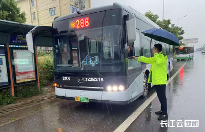 暴雨中的武汉公交守护：多措并举织密安全网，暖心服务撑起“避风港”