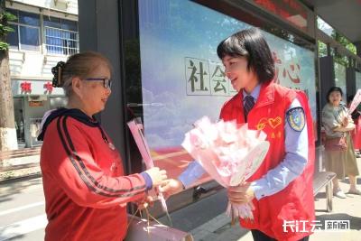 武汉“母亲节专列”出发 一路芬芳诉深情