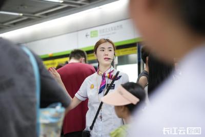 地铁里的“青年力量” | 薛傲霜：轻声疏导暖客流，织就服务温情网