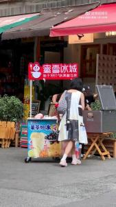 蜜雪冰城称正核实“摆摊转卖柠檬水赚差价”，律师分析转卖行为是否合法