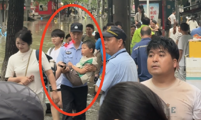 好暖的抱抱！民警变身最美“摆渡人”护送小学生放学 