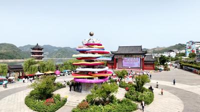 鲜花小镇高颜值“出圈”！湖北十堰竹山县“千绣花海”开园迎客