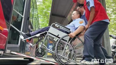 武汉公交司机换位体验 共筑无障碍出行环境