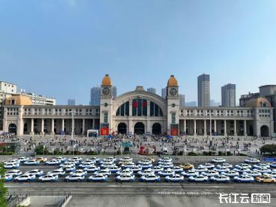 “五一”当天汉口站客发22.4万人次，创历史单日新高