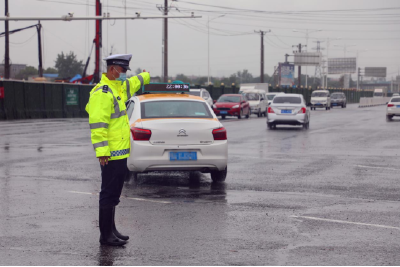 强对流天气来袭，武汉交警提醒：雨天出行需谨慎，交通安全提示请收好