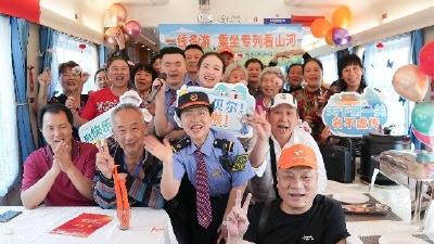 武汉今年首开至东北地区“银发”专列 700余名旅客开启“冰城”惬意之旅