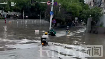 记者现场直击：武汉暴雨致多路段渍水外卖小哥蹚水送外卖！