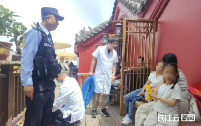 游客突发低血糖晕倒 景区多方联合救援脱险