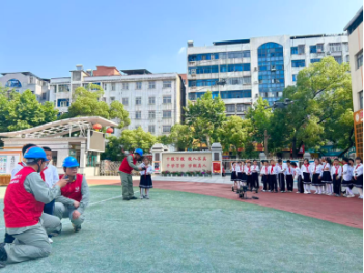 无人机+安全展板进校园 鄂州供电解锁“六一”新课堂