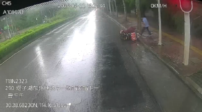 外卖小哥雨天摔倒被压住腿 武汉公交司机冒雨上前帮扶