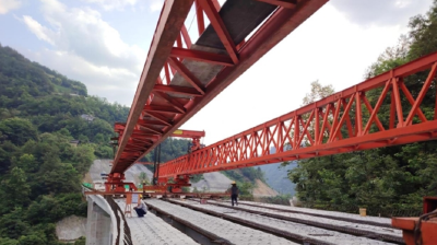 恩施巴东：S245省道泗淌至金果坪段改建工程小溪湾大桥T梁架设成功 