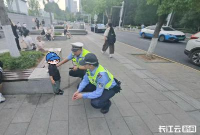 粗心爸爸弄丢萌娃，东湖交警化身“临时奶爸”  