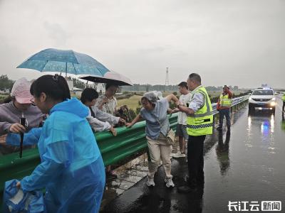 57名乘客雨天被困高速枣阳交警紧急救援