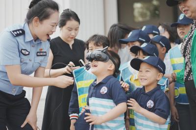 萌娃变身“小特警” 武汉少年警队探秘之旅火热开启