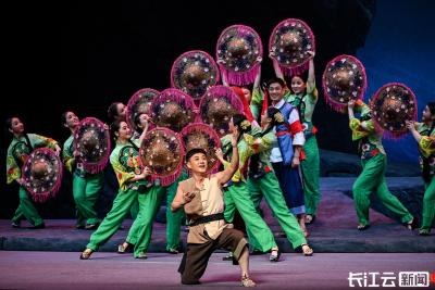 第四届全国戏曲(南方片)会演在武汉启幕 楚剧《大别山人》精彩上演