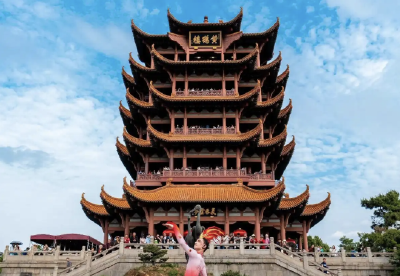 假期联动探访：鄂赣湘游客“三向奔赴”三大名楼