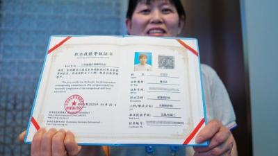 首批持证长期照护师上岗 为失能老人提供哪些服务