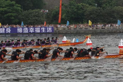 乘风破浪展风采 荆州理工龙舟队勇夺亚军