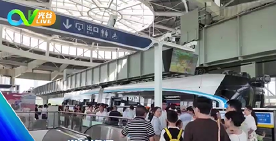 《光谷新闻》| “五一”假期光谷人气火爆，步行街客流超210万，空轨单日峰值破2万