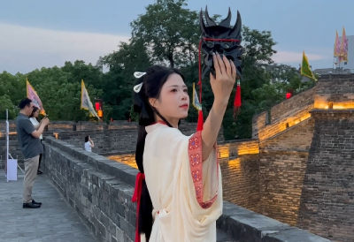 在荆州古城墙和历史撞个满怀