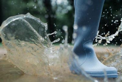 男子蹚水竟染上丹毒！雨天户外行走指南请查收