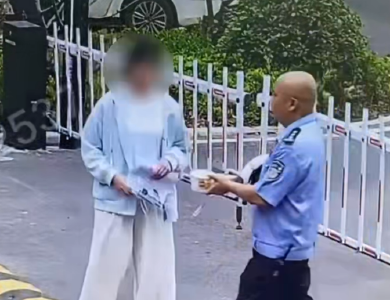 暖！空腹考生险晕倒，警察叔叔5分钟端来“助考面”  ！