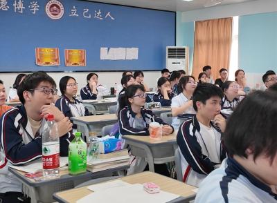 班主任进门被“嘭”懵！最后一课学生反向操作，老师含泪送“高粽”