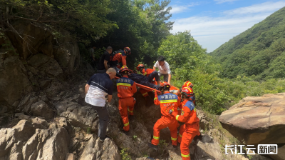 大爷上山钓鱼，意外“钓”来12名消防员？原来是……