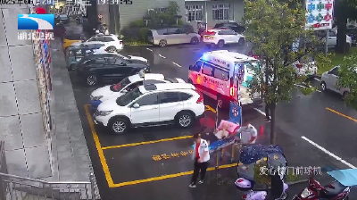 湖北迎战强降雨丨来凤：生死十分钟 暴雨中的转运