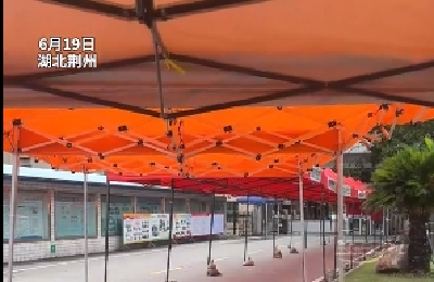 百顶帐篷连成“护考长廊” ，雨中为中考生撑起一片“晴空”