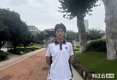高考成绩700分！曾戒掉游戏，终拿下第一！