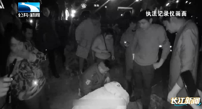 身边的感动｜六入冰河救人的他 荣膺“天门好人”