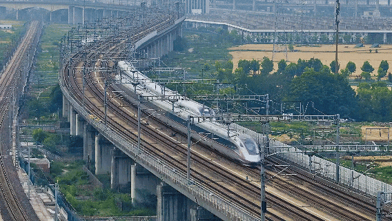 高铁列车“飙车”？官方解答来了！