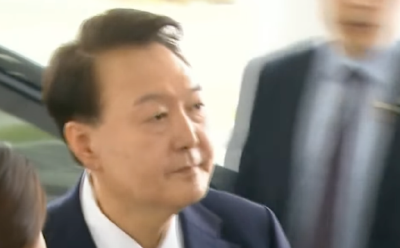 韩国前总统尹锡悦抵达特检组 首度出面接受调查