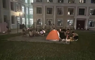 大学生睡楼道避暑，高校育人怎能“断电”？