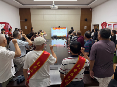 “红心向党，敬礼七一”——武汉汉成里社区为老党员颁发“光荣在党 50年”纪念章
