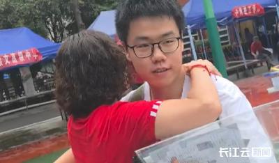 “希望他们成为自己的英雄！”班主任穿红衣送考，深情拥抱每一位学生