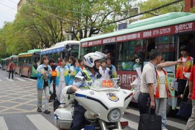 风雨中，湖北交警守护中考学子路