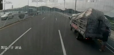 跟一路捡一路 热心公交司机这个举动亮了！
