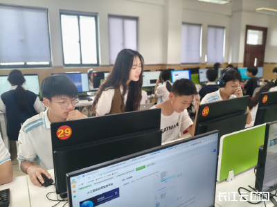 华师团队智慧赋能 武汉江夏加速普及中小学AI通识教育