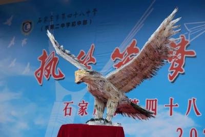 最走心的毕业礼物→用了26198根空笔芯，师生制作“展翅雄鹰”！