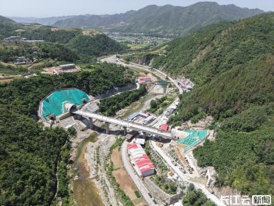 今天 西十高铁湖北段最长隧道贯通