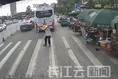 斑马线前礼让行人 市民双手点赞致谢