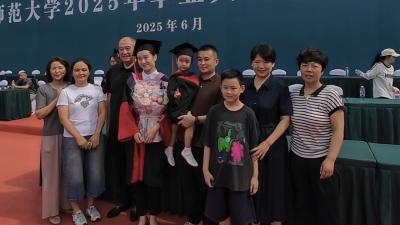 华师“博士”妈妈带三岁娃毕业，亲子同款博士服萌翻众人！