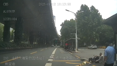 遇见有人骑车摔倒 武汉公交驾驶员停车帮扶