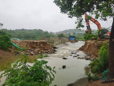 强降雨导致河上便道垮塌，黄冈浠水连夜奋战排险