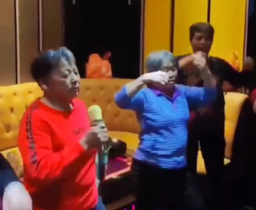 银发族渐成KTV麦霸，年轻人“抛弃”的快乐被他们捡起来了？