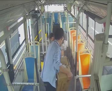 跟一路捡一路 热心公交司机这个举动亮了！